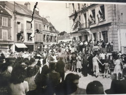 Devant la mairie de Provins