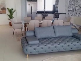 Grand salon avec cuisine européenne donnant vue sur la mer