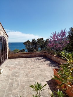 Une baie vitrée ferme la terrasse du logement