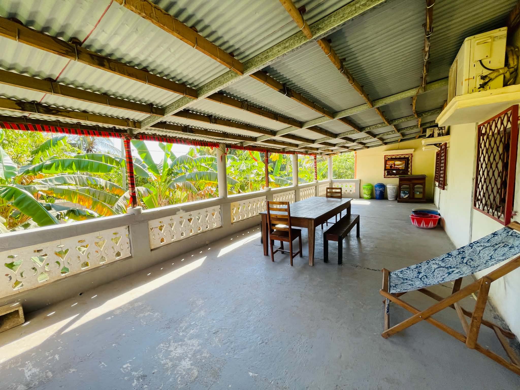 terrasse spacieuse avec vu sur le voisinage