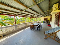 terrasse spacieuse avec vu sur le voisinage