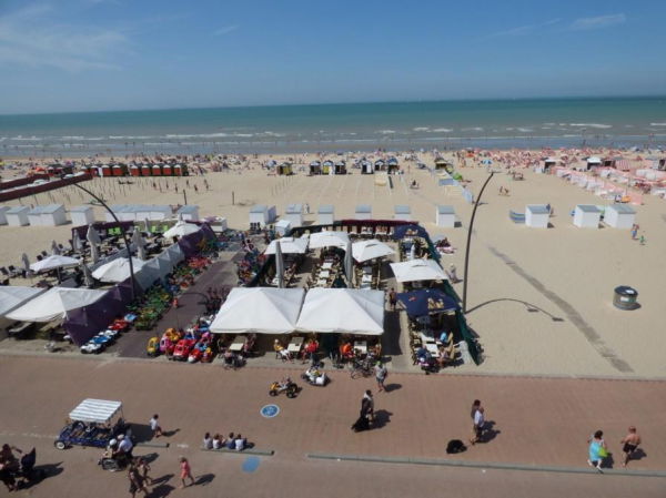 Vue sur la plage par le balcon