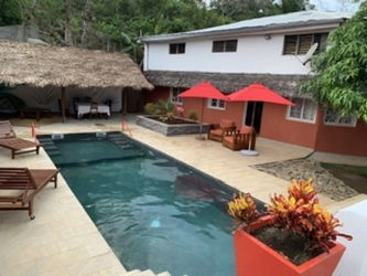 Vue le long de la piscine et le coin de repas 