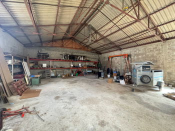 INVESTISSEMENT LOCATIF DIJON SUD HANGAR non loué 1 MAISON composée 2 apparts loués T6 m² T3 m² 1 terrain&lt;br&gt;