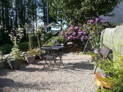 Courette aménagée devant le gîte