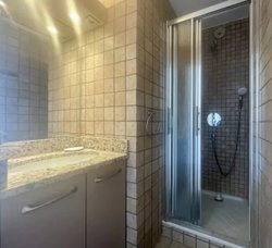 DOUCHE ET CABINET DE TOILETTE