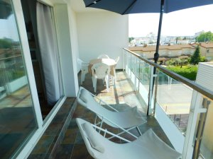 A205 Location saisonnière appartement moderne 1 chambre avec parking et piscine à Roses, Costa Brava