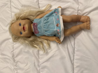 Poupée qui parle et qui chante