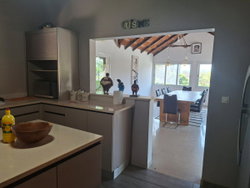 vue de la salle à manger depuis la cuisine