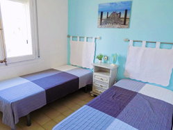 Chambres ,terrasse,parking,piscine,salle de bain,salon.