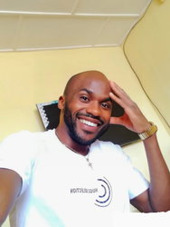 Sur cette photo, je porte un t-shirt blanc de marque Hugo, une montre Rolex au bras gauche.