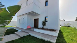 Piscine / Hall / Cuisine / Jardin