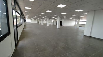 Ivandry ALAROBIA – DES LOCAUX BAIE VITRESS USAGE BUREAUX 389 M2&lt;br&gt;