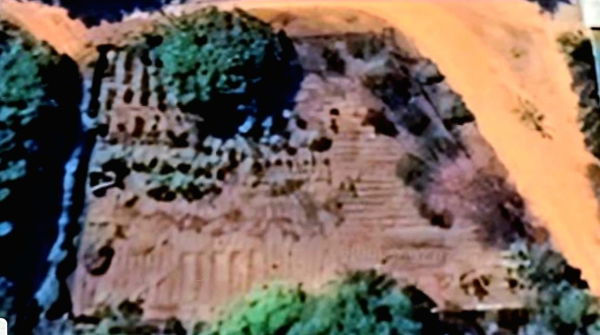 vue de la parcelle globale entouré de deux pistes utilisées uniquement pour accéder aux rares maisons du voisinage