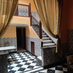 Le patio avec l'escalier allant aux chambres 