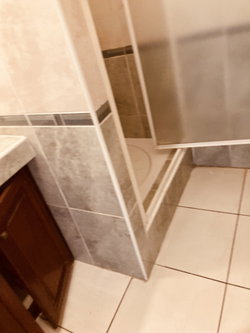 Salle de bain avec douche