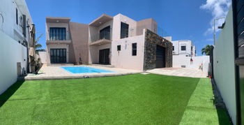 villa piscine et jardin privée