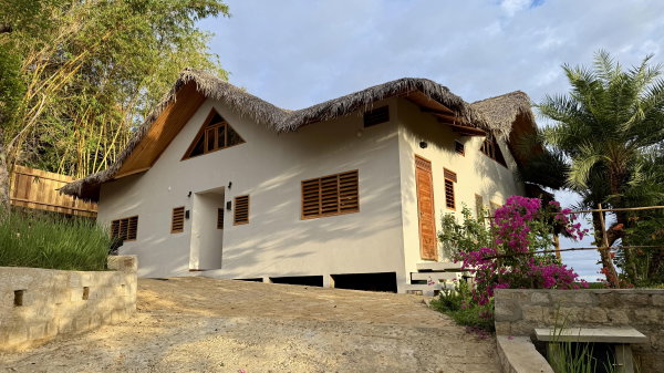 facade avant et parking