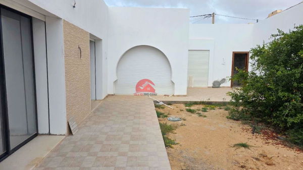 Villa / Salon / Cuisine / Suite / Chambre / Cour / Jardin