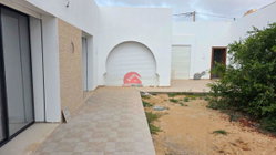 Villa / Salon / Cuisine / Suite / Chambre / Cour / Jardin