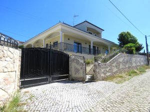 Maison de 3 chambres avec garage, jardin et piscine couverte - Figueiró dos Vinhos, Leiria