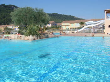 Piscine avec toboggans et jacuzi