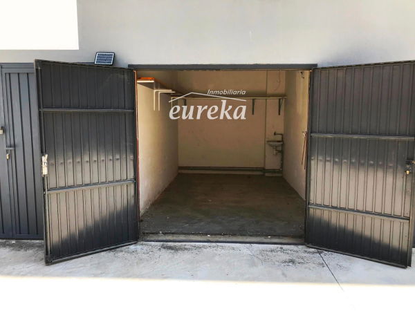 > Convient à un véhicule de petite/moyenne taille  > Dimensions approximatives: 3,8m de long x 1,9m de large x 1,9m de haut  > Superficie: 12m²  > Année de construction: 1985  > Emplacement: Quartier résidentiel de Santa Margarita, à environ 550m de la mer et à 2km de Roses