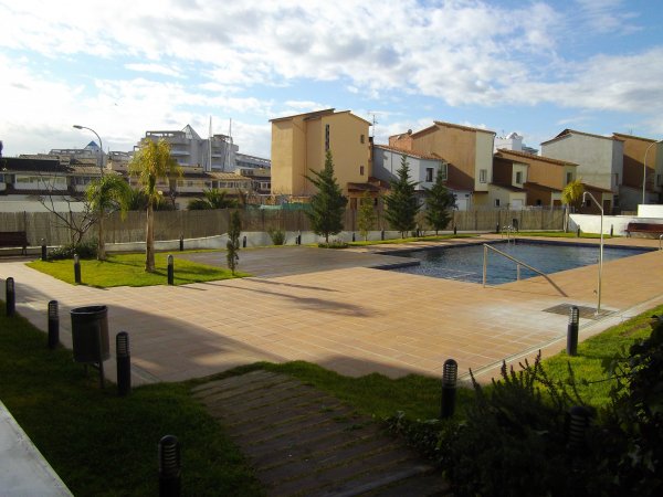 Vente T2 dans 1 nouvelle résidence piscine jardin 1km plage Rosas
