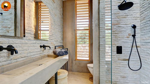 Salle de bain pierres taillées