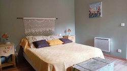 Chambre verte au rez-de-chaussée avec sortie directe sur la terrasse