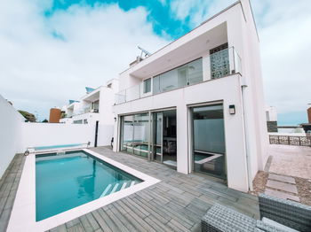 Maison individuelle de 3 chambres avec piscine et toit terrasse - à 5 minutes à pied de la plage de Salir do Porto