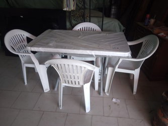 Chaise plastique avec manche et table plastique