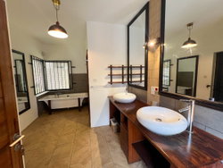 Salle de bain avec baignoir