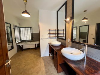 Salle de bain avec baignoir