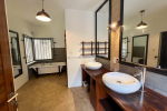 Salle de bain avec baignoir
