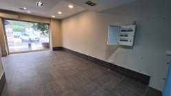 50 M2 EN FACADE DE RUE