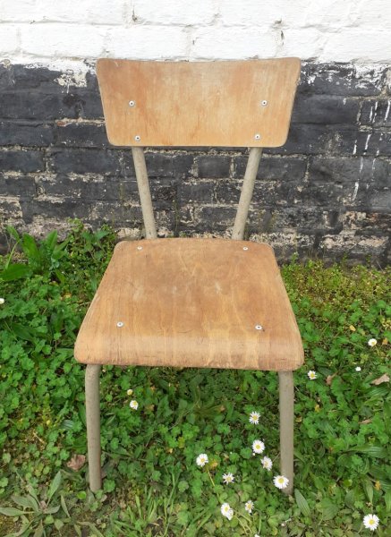 Petites chaises d'écolier vintage Renaix Belgique