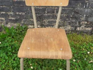 Petites chaises d&#039;écolier vintage Renaix Belgique