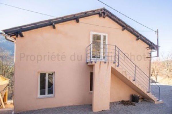 Maison face nord côté escalier