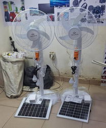 Ventilateur solaire sur pied