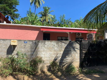 La maison sécurisée par un portail.