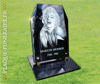 Plaque funéraire pour cinéraire, cavurne, tombe.