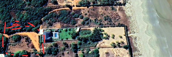 vue de la parcelle entourée en rouge, avec la piste direction la plage de Boucotte Océan Bay
