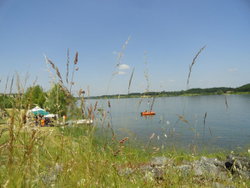 Très grand lac à 2 km pour randonnée, observation d'oiseaux, pêche, pédalo, canoë ou paddle