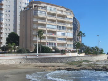 vue du batiment depuis la plage