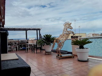 Terrasse avec vue mer partielle