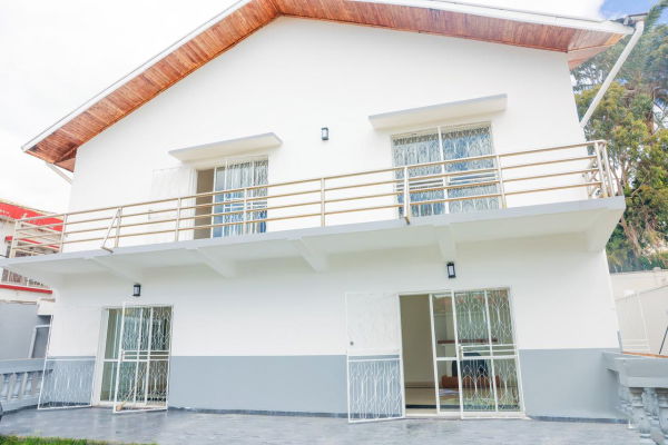 Annonce location ANDROHIBE GRANDE VILLA T7 JARDIN GROUPE ELECTROGENE DANS 1 RESIDENCE FERMEE 5 MINUTES VOITURE DES ECOLES – RE Antananarivo