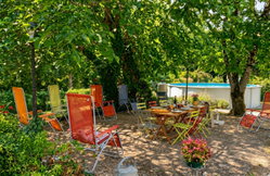 Terrasse ouverte ombragée avec piscine privée à la maison