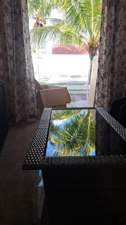 salon donnant sur la piscine partagée