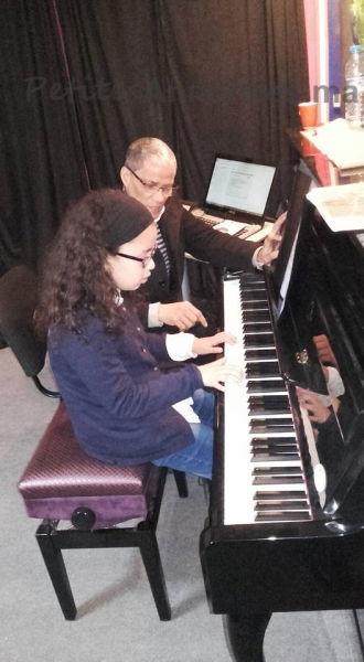 En  coursde piano avec la petite malak.